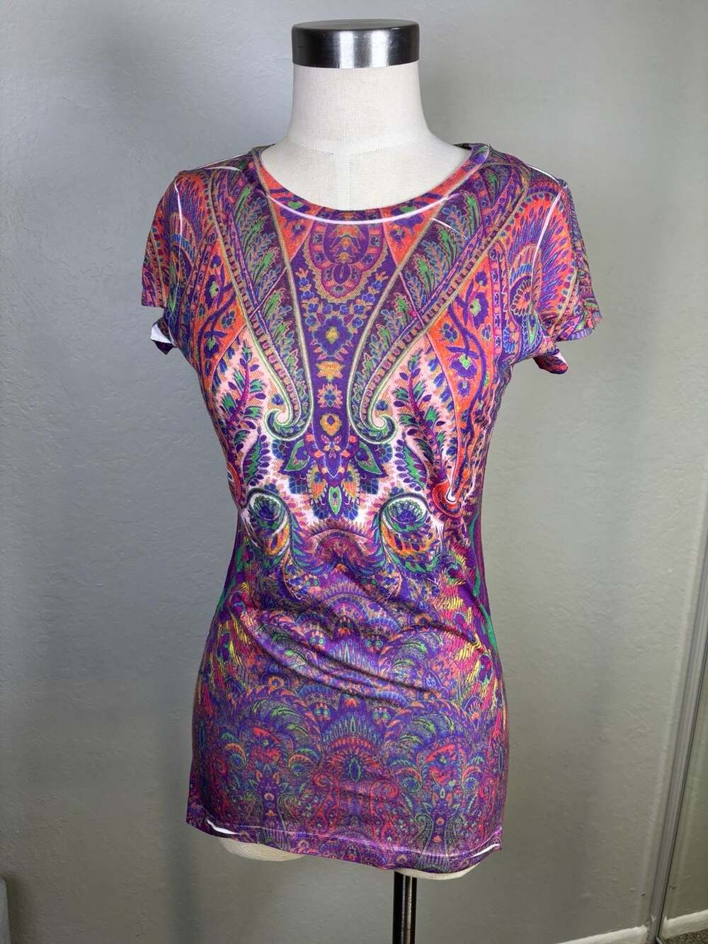 Eyelash Couture Women's Colorful Paisley Print Short Sleeve T-Shirt Top